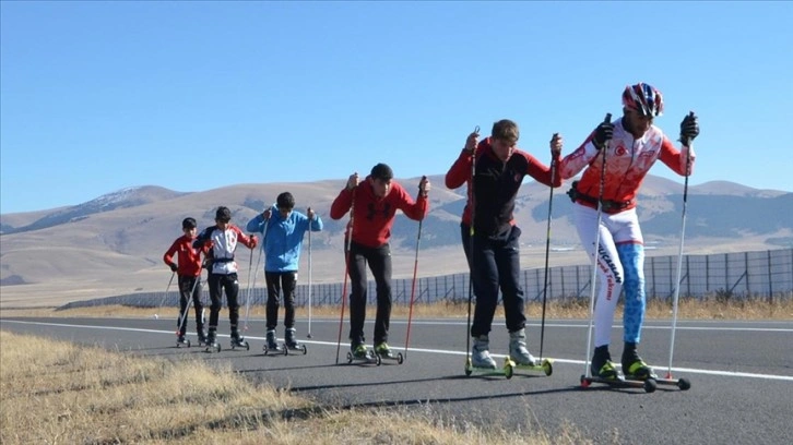 Kışın yapılacak kayaklı koşu milli takım seçmelerine asfaltta hazırlanıyorlar