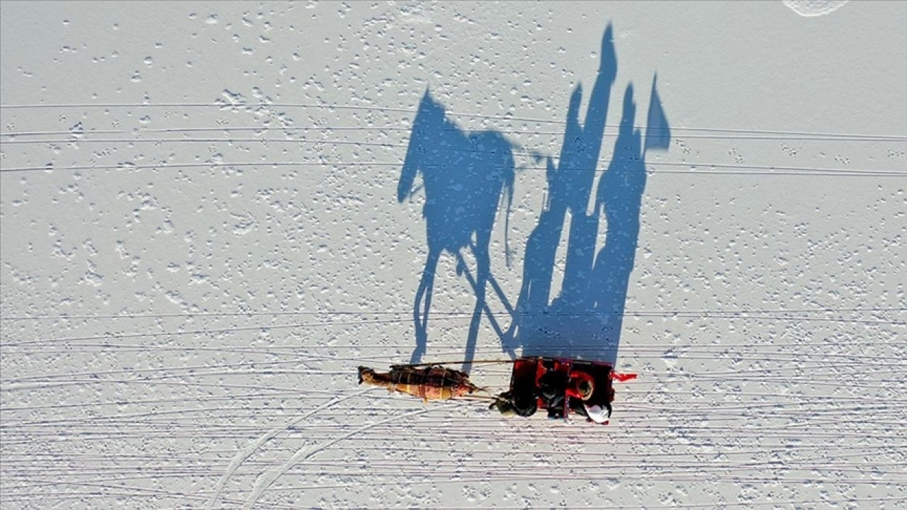 Kısmen donan &Ccedil;ıldır G&ouml;l&uuml;'nde atlı kızak heyecanı başladı