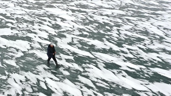 Kısmen donan Çıldır Gölü sezonun ilk ziyaretçilerini ağırladı