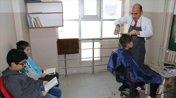 Kitap okuyan öğrencinin tıraşını okul müdürü yapıyor