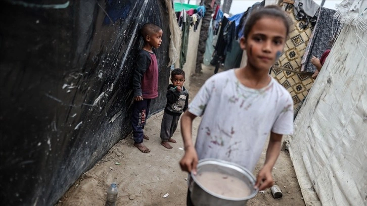 Kıtlığın pençesindeki Gazze'de birçok aile 'yemeksiz sofralar'da iftarını açıyor