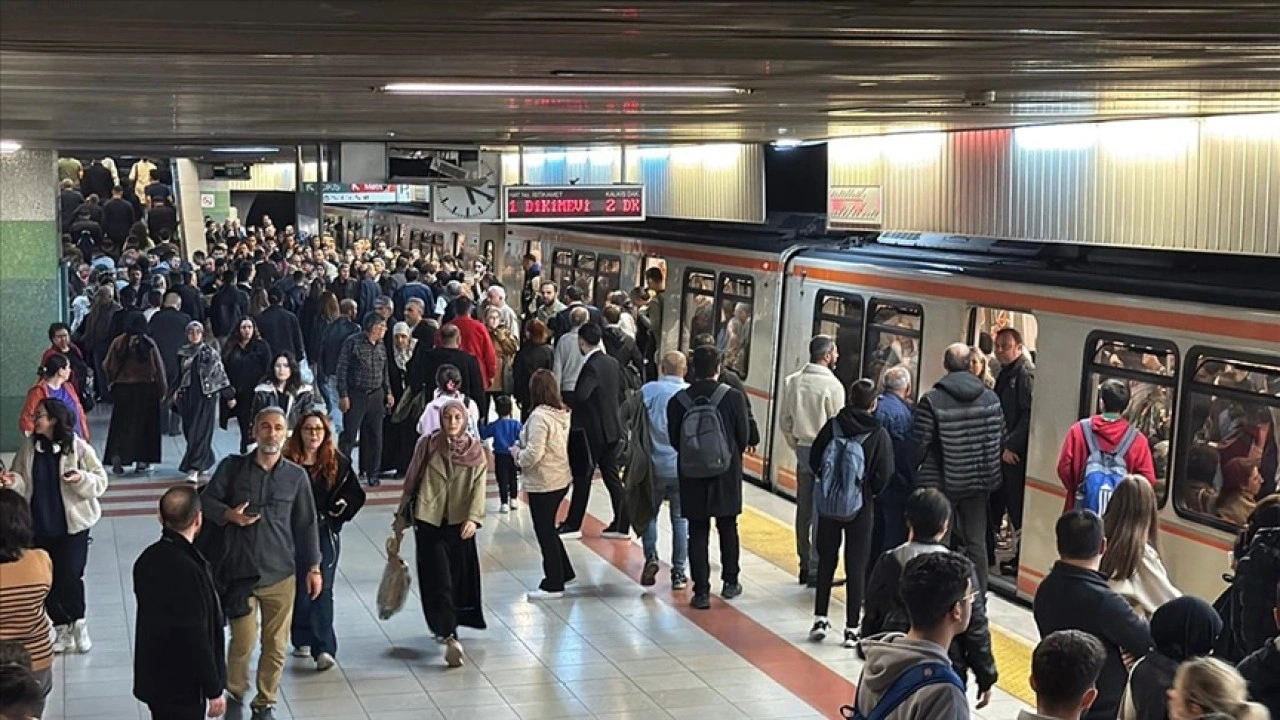 Kızılay İstasyonu'ndaki ANKARAY treni arızalandı, yolcular EGO otobüslerine yönlendirildi