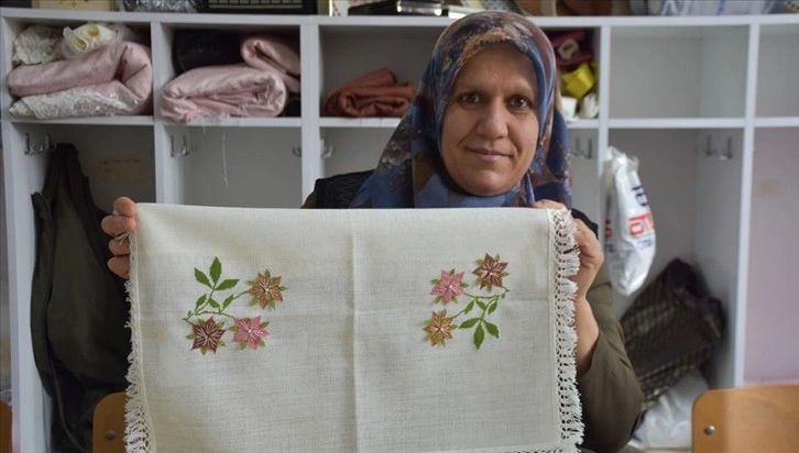 Kızını ziyarete gittiği okulda tanıştığı nakış kursu hayatını değiştirdi