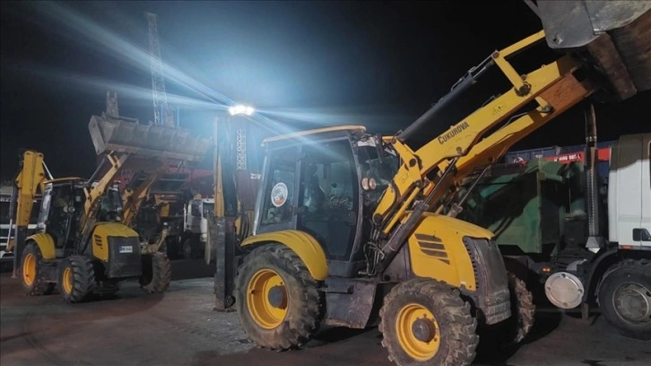 KKTC, deprem bölgesine 100 ağır iş makinesi ve kamyon gönderdi