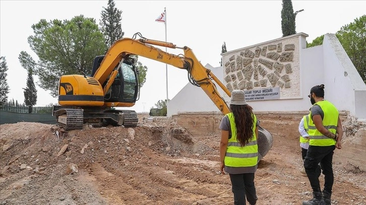 KKTC'de katliam kurbanı Türklerin ayrı kabirlere nakledilmesi için Atlılar toplu mezarı açılıyo