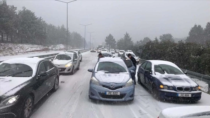 KKTC'de yoğun kar nedeniyle bazı yollar trafiğe kapatıldı