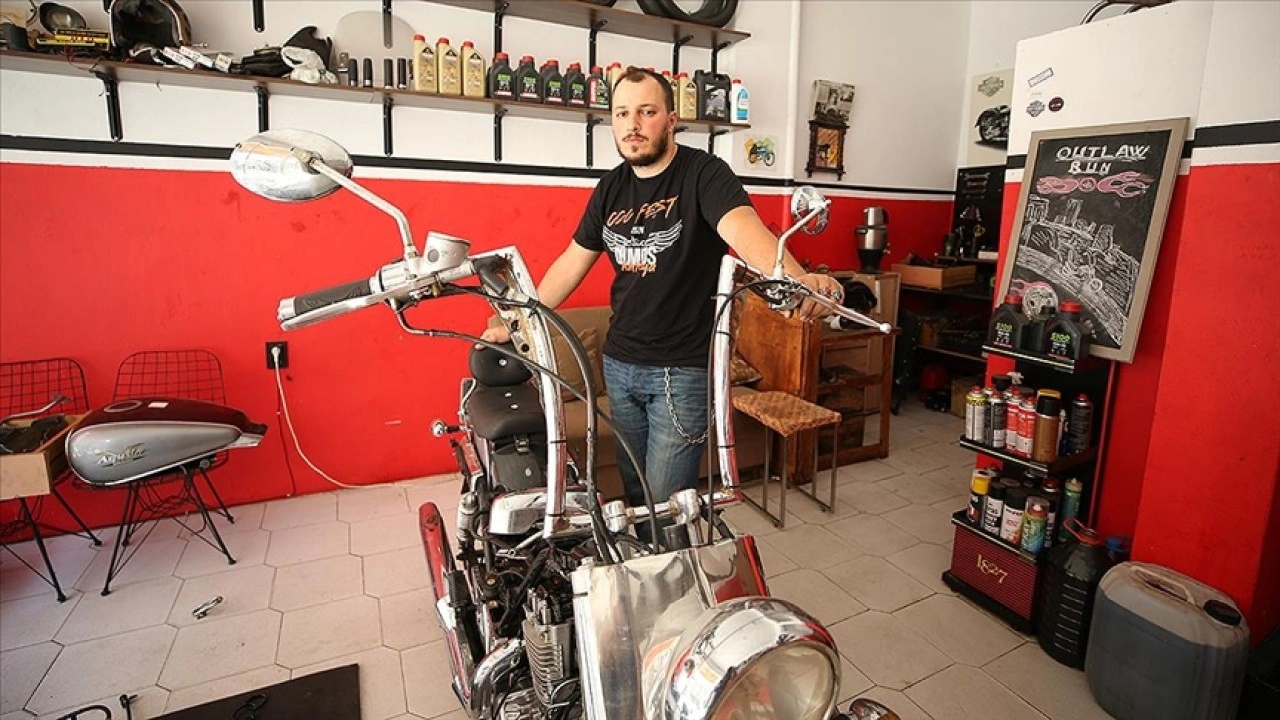 Klasik motosiklet tutkunu genç, kendi motosikletini tamir ederken meslek sahibi oldu