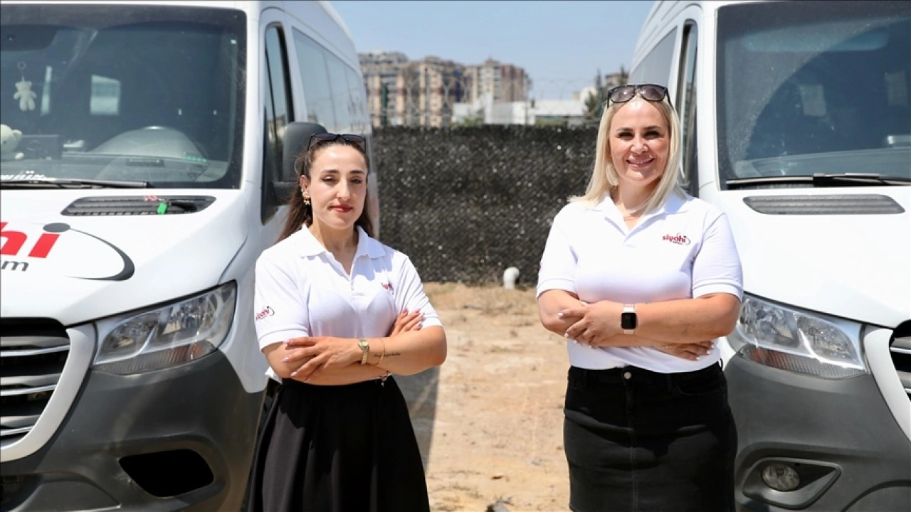 Kocaeli'de kadın servis şoförleri işçiler için direksiyon başında