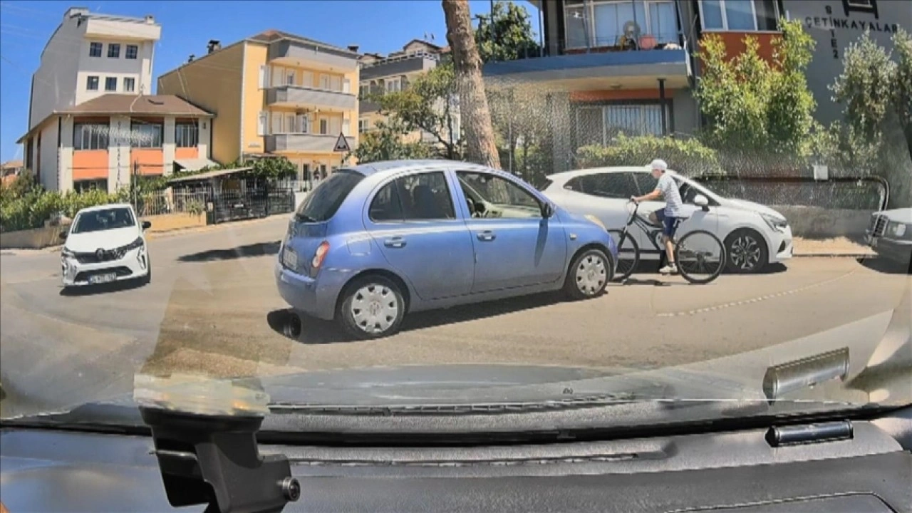 Kocaeli'de kaza yapan otomobilin bisikletli çocuğa çarpması araç kamerasında