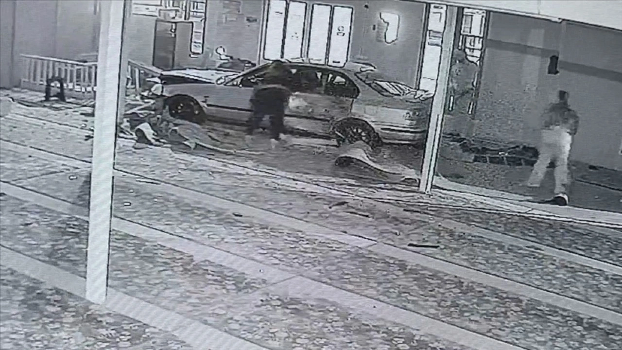 Kocaeli'de kontrolden çıkan otomobilin camiye girmesi kamerada
