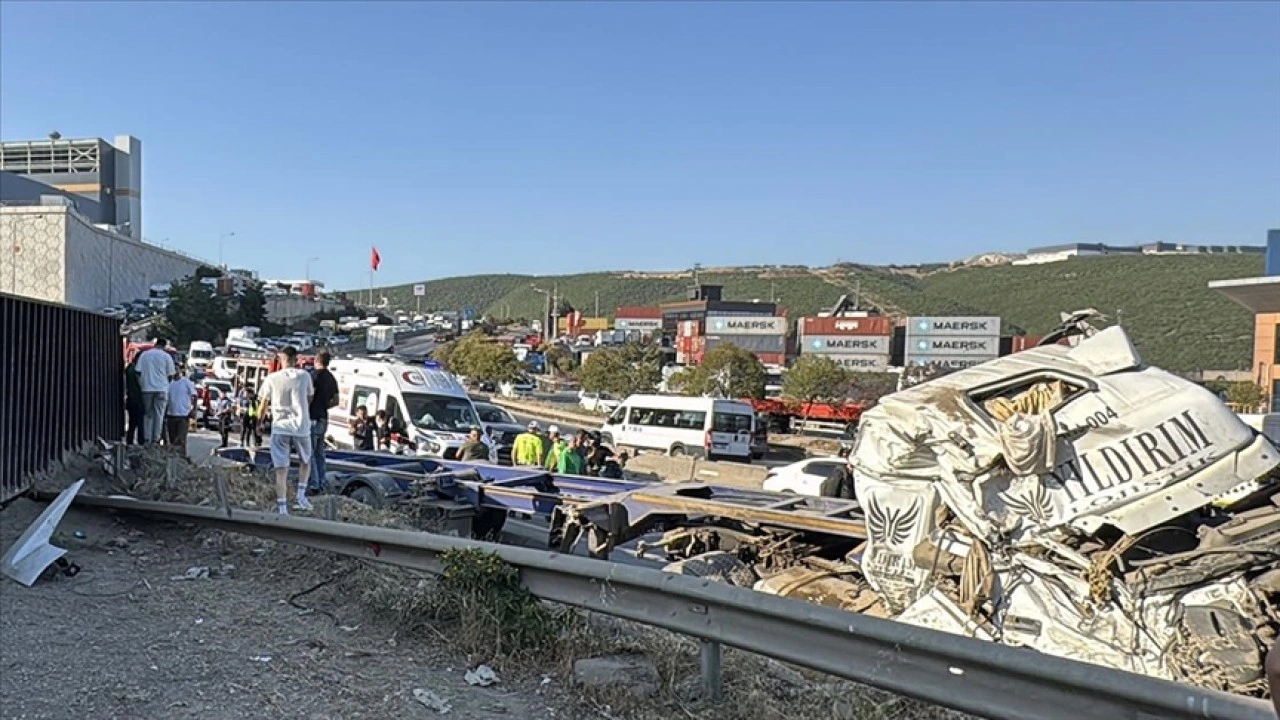 Kocaeli'de zincirleme trafik kazasında 5 kişi öldü, 1 kişi yaralandı