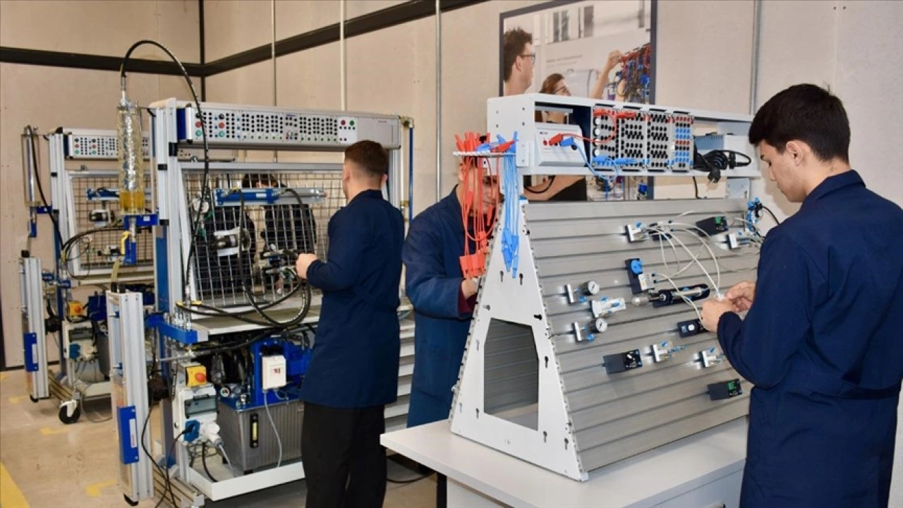 Kocaeli'deki meslek lisesinde yetişen bakım teknisyenleri sanayinin ihtiyacını karşılayacak