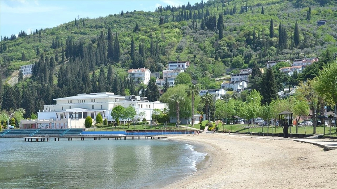Kocaeli ile Mersin'de sıcak havayı fırsat bilen çocuklar ve gençler denize girdi