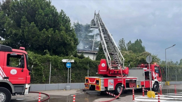 Kocaeli'de atıl durumdaki fabrikaya ait binada çıkan yangın söndürüldü