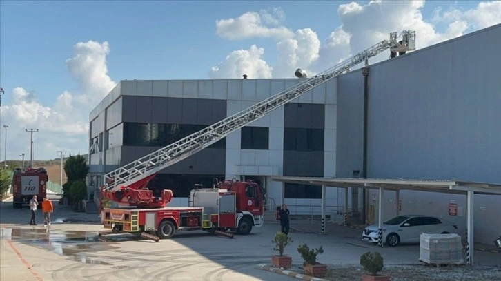 Kocaeli'de fabrikada çıkan yangında dumandan etkilenen 6 işçi hastaneye kaldırıldı