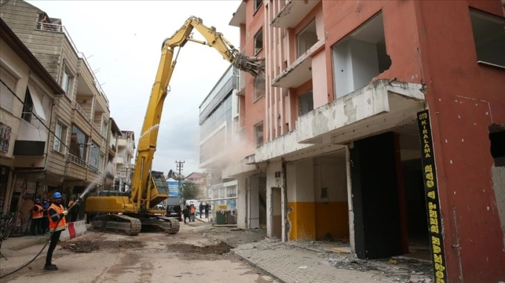 Kocaeli'de Marmara Depremi'nde ağır hasar gören binaların yıkımı sürüyor