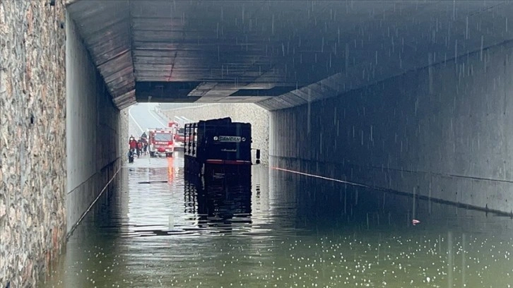 Kocaeli'de suyla dolan alt geçitte bir kamyon sürücüsü mahsur kaldı
