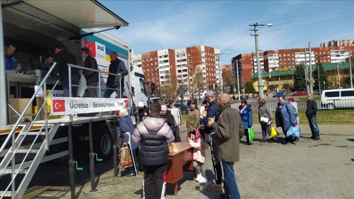 Kocaeli'den Ukrayna'ya gönderilen yemek tırı dağıtımlarını sürdürüyor