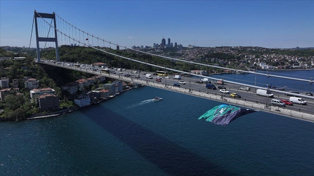 Kocaelispor bayrağı Fatih Sultan Mehmet Köprüsü'nde dalgalanıyor