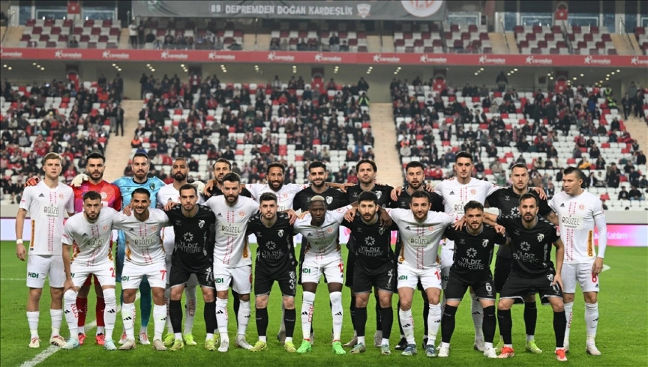 Kocaelispor ve Antalyaspor arasında depremle başlayan dostluk yeşil sahalarda devam ediyor