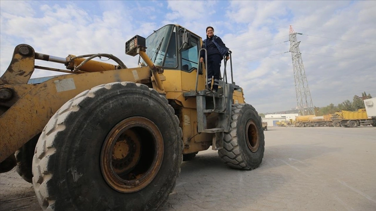 Kocası ve oğlunun karşı çıkmasına rağmen dozer operatörü oldu