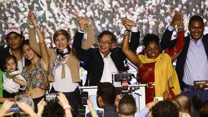 Kolombiya'da cumhurbaşkanlığı seçiminde ilk turun galibi solcu aday Petro oldu
