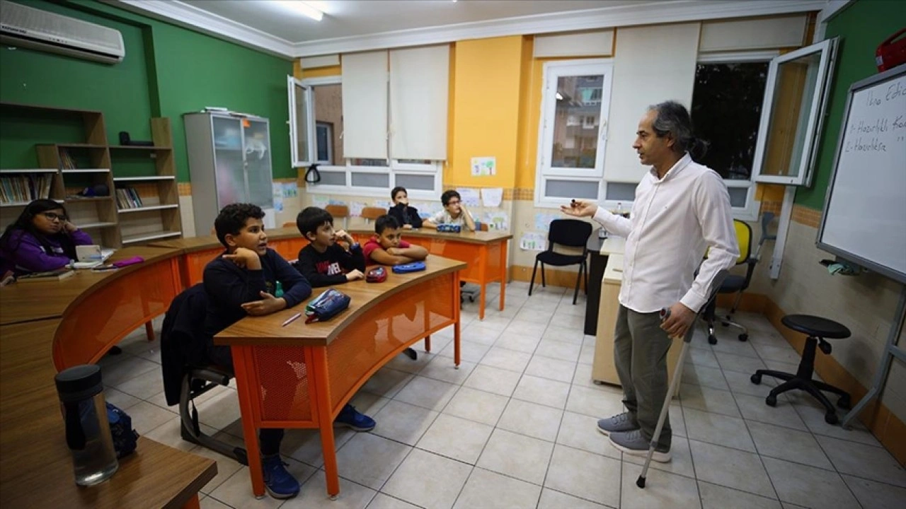 Koltuk değnekli Mustafa öğretmen özel yetenekli öğrencileri geleceğe hazırlıyor