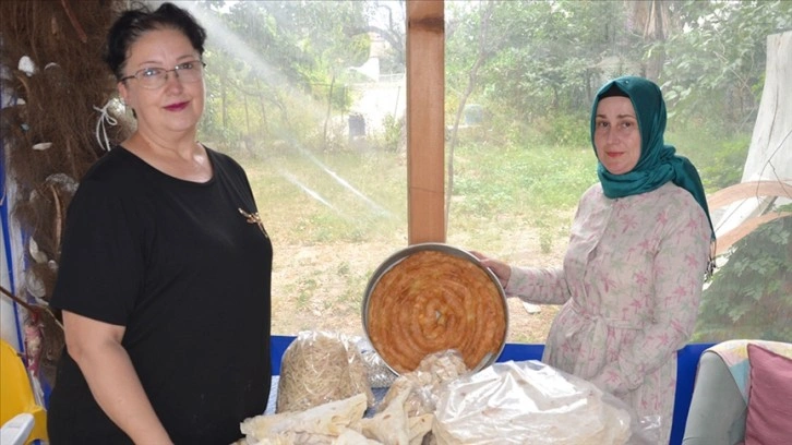 Komşularının tavsiyesiyle açtığı imalathane ve kafede kadınlara istihdam sağlıyor