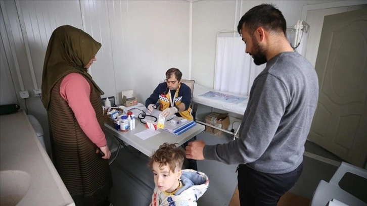 Konteyner kentlerin sağlık çalışanları afetzedelere 24 saat hizmet veriyor