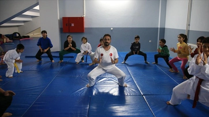 Konteyner kentte çalışan antrenör, depremzede çocukları karateyle tanıştırıyor