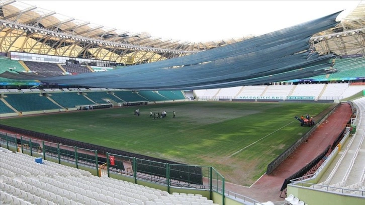 Konya Büyükşehir Stadyumu'nda hibrit çim çalışması başladı