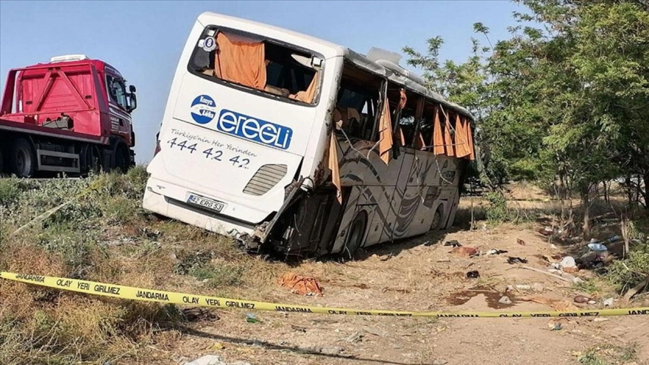 Konya'da devrilen yolcu otobüsündeki 1 kişi öldü, 26 kişi yaralandı