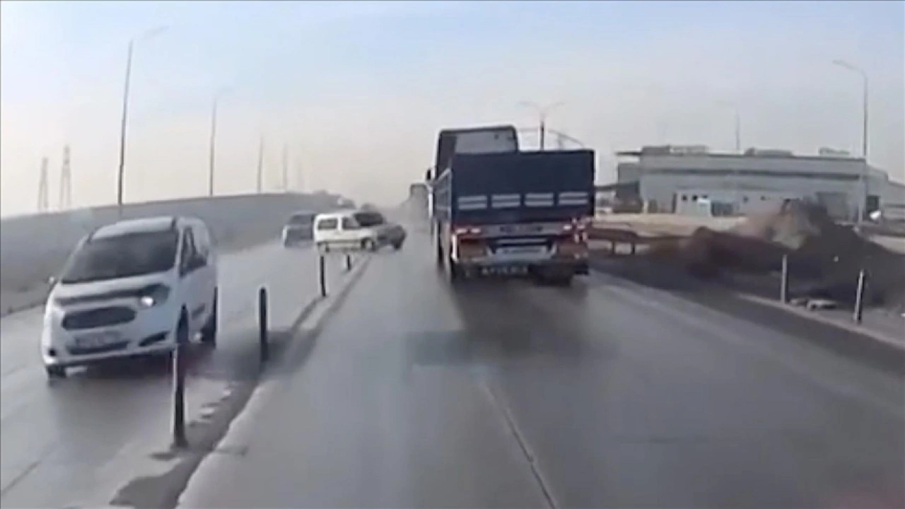 Konya'da hafif ticari araç ile tırın çarpıştığı kazada 6 kişi yaralandı