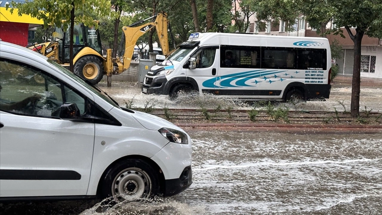 Konya'da sağanak ve dolu hayatı olumsuz etkiledi