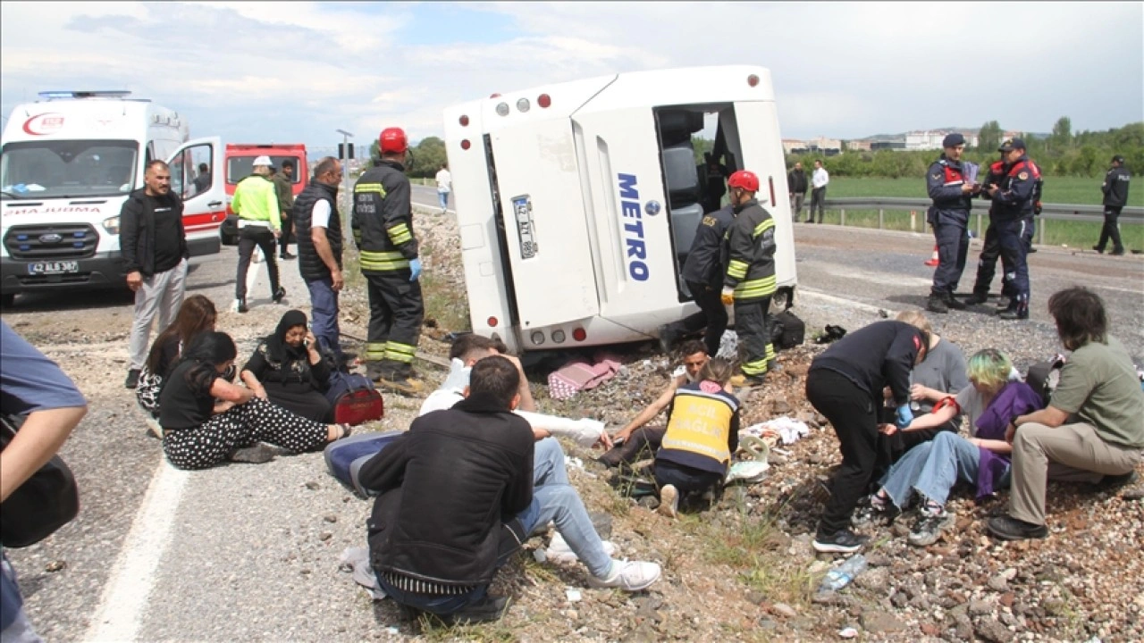 Konya'da yolcu otobüsü devrildi, 13 kişi yaralandı