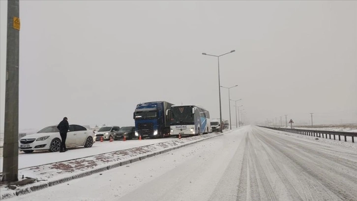 Konya'da kar çevre illere ulaşımı aksatıyor