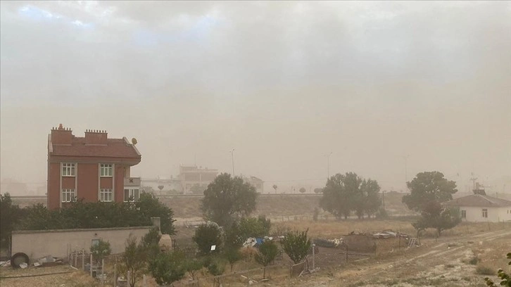 Konya'da kum fırtınası hayatı olumsuz etkiledi