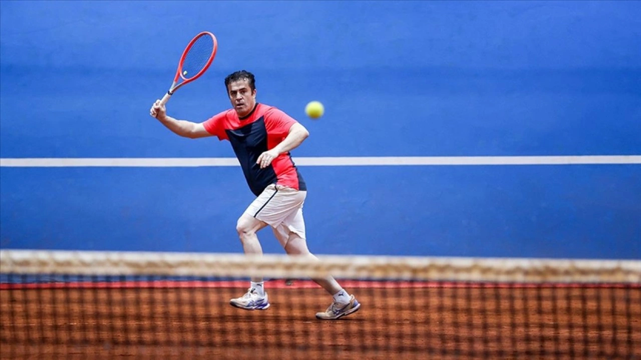 Konyalı sanayiciler fabrikada açılan toprak tenis kortta ter döküyor