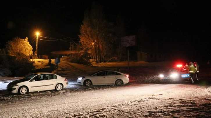 Kop Dağı Geçidi'nde kar ve tipi ulaşımda aksamalara yol açıyor