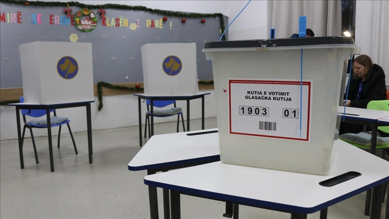 Kosova'da se&ccedil;menler, erken genel se&ccedil;im i&ccedil;in sandık başına gitti