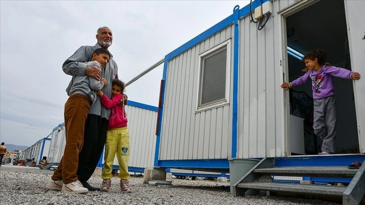 Kovid-19'u yendi, önce hastanedeki patlamadan, sonra da depremde yıkılan evden kurtuldu