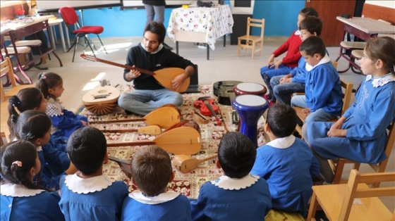 Köy çocuklarını müzik enstrümanlarıyla tanıştırıyor