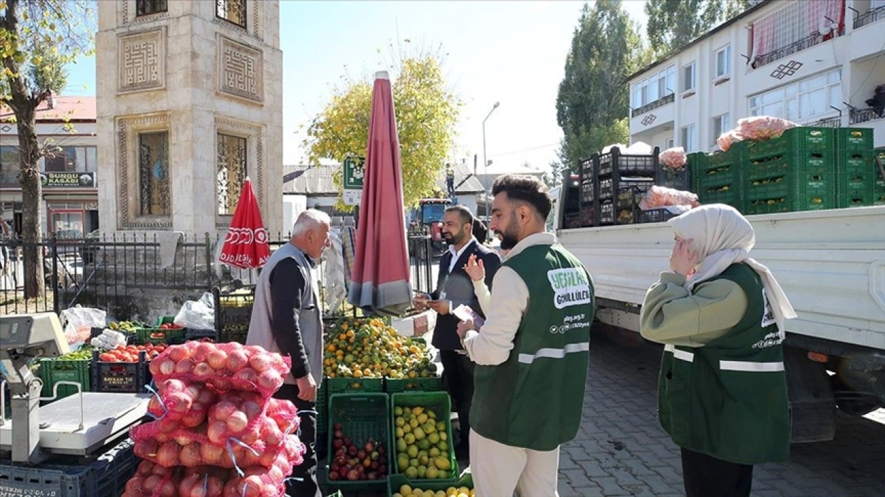 Köy köy dolaşan Yeşilay gönüllüleri bağımlılıkla mücadele bilinci aşılıyor