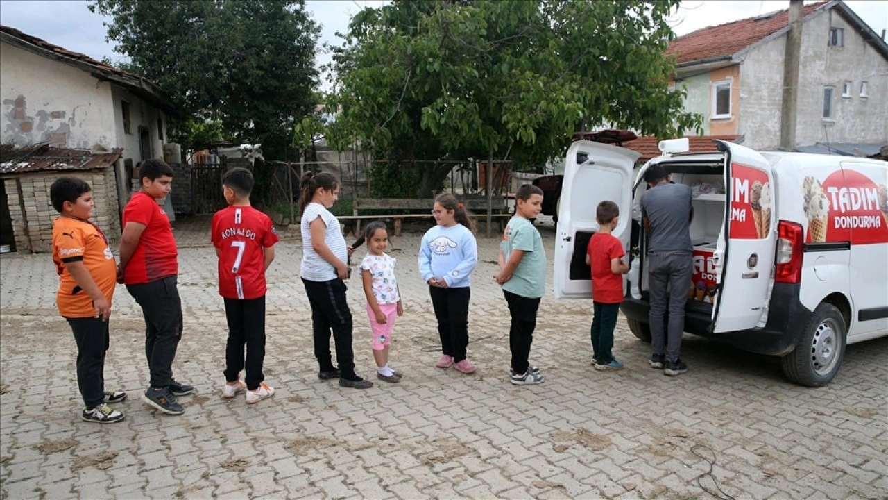Köy köy gezen seyyar dondurmacı, dondurmayla birlikte mutluluk da dağıtıyor