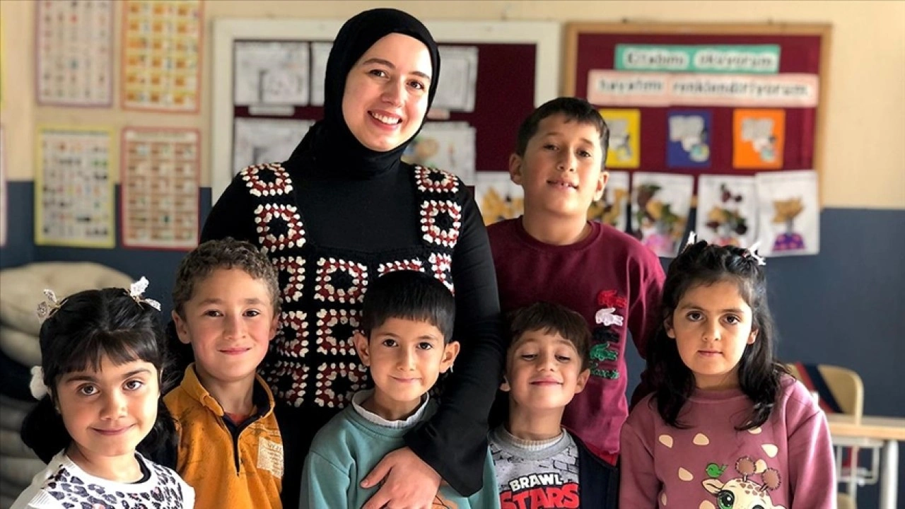 K&ouml;y okulunun kadın &ouml;ğretmeni, sobalı sınıfta 6 &ouml;ğrencisini geleceğe hazırlıyor