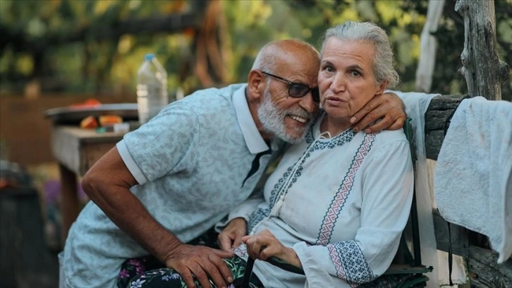 Köye yerleşip Alzheimer hastası eşine hayatını adadı