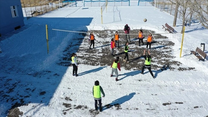 Köyün voleybolcu kızları 