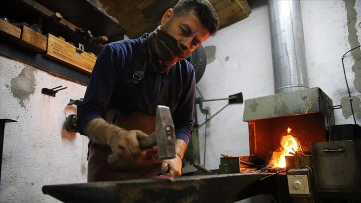 Köyüne kurduğu atölyede el yapımı bıçak üretiyor