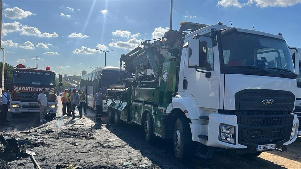 Küçükçekmece TEM Otoyolu'ndaki zincirleme kazada 1 kişi öldü, 16 kişi yaralandı