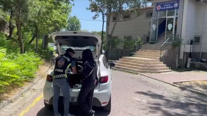 Küçükçekmece'de telefon kullanarak trafiği yavaşlatan motosiklet sürücüsüne para cezası